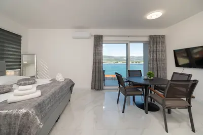 Image de Appartement d'une chambre avec le balcon et la vue sur le mer Mastrinka, Ciovo (A-24727-d)