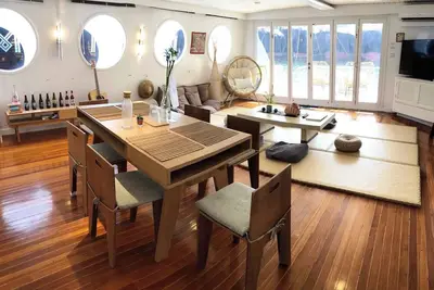Image de Japanese Cosy Houseboat Cipango
