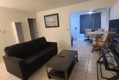 Image de Cozy 1-bedroom with queen size bed, couch bed, full kitchen and full bathroom