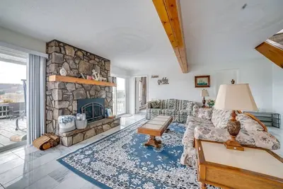 Image de Alpine Lake Resort Home: Stunning Lake Views!