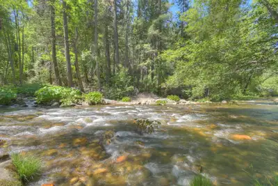 Image de Riverfront Home 5 miles to Yosemite! Private riverbank. The closest to Yos. gate