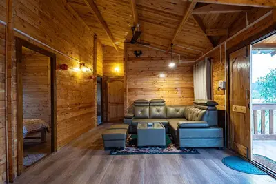 Image de Luxury Wood House with Pool by Homeyhuts - Ac 3br