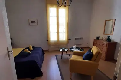 Image de Historic French family sized townhouse. Close to beaches and markets.
