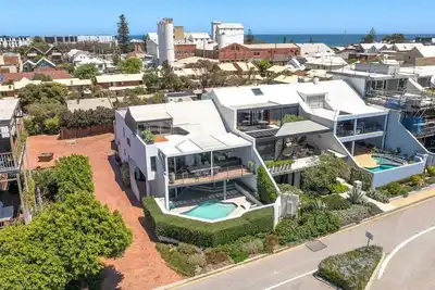 Image de Superb Riverfront 3-Storey Home with Pool, deck and space
