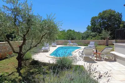 Image de Nouvelle villa avec piscine pour 8 Ă Bale
