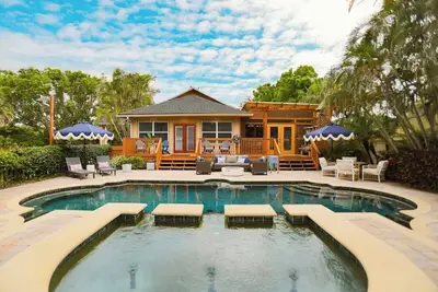 Image de Tuscan Breeze Manor | Pool, Movies, Game Room, Pickleball Court, 5 Minutes to Honeymoon Island
