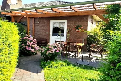 Image de Vacation apartment by the swimming pool with terrace and garden
