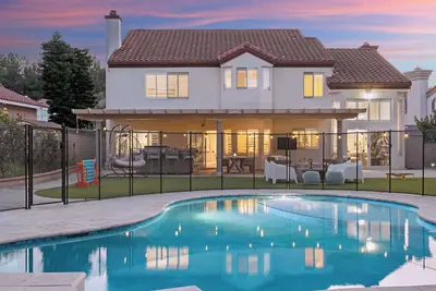 Image de Luxury Pool Home w Theater Games & Mountain View