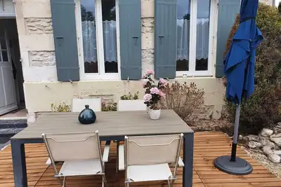 Image de A 7 km des plages de Royan, maison avec jardin équipé Bqq  Parasole transat