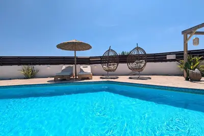 Image de Magical 3-bed bungalow with 9×4. 5m pool, hot tub, Bbq, pergola lounge, and table tennis. Features smart lights, Sonos, Alexa, wine fridge, Nespresso, and smart TVs. Flexible beds, new A/Cs, baby gear, and pool towels included. Perfect for families!