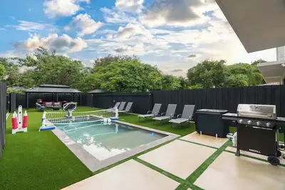 Image de Design District Asian-Luxe Home, Private Pool, Outdoor Living, Foosball, Grill