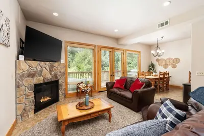 Image de Spacious Shaver Lake Cabin w/ Game Room & Fire Pit