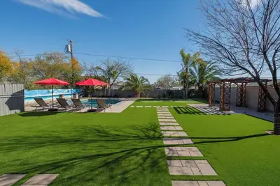 Image de Stylish 4br Desert Oasis with Pool and Spa, Putting Green