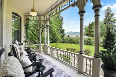 Image de Elegant 1892 Queen Anne Manor | Sleeps 10 | Weddings, Reunions, Events, Romantic | Gourmet Kitchen