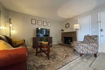 Image de Campus West Nest | King Bed + Walk to Csu