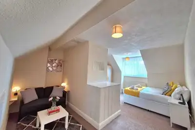Image de Maison-Large-Salle de bain privée séparée-Vue sur la cour