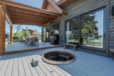 Image de Cottage on the 10th Tee – Beautiful Stay for 7 w/ Hot Tub & Fire Pit