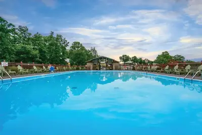 Image de Three Rooms l Pools, Hot Tubs, Theater, Sports Courts & Scavenger Hunts