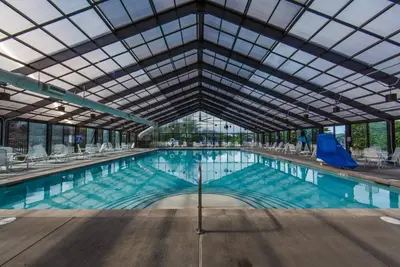 Image de Play All Day, Rest in Comfort | 3 Villas, Pools & Golf, Arcade & Movie Nights