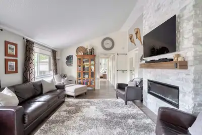 Image de Fireplace • King Bed • Mt. Hood Getaway