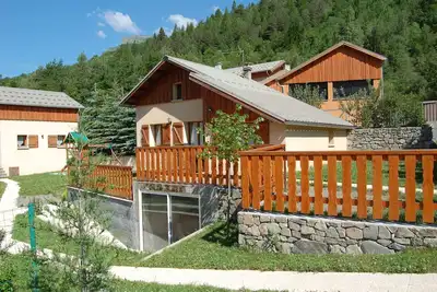 Image de Chalet 'Génépi 6 Personnes' avec vue sur les montagnes, terrasse privée et Wi-Fi