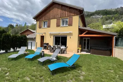 Image de Chalet 'Avec Jacuzzi Privé Pour 8' avec vue sur montagne, terrasse privée et Wi-Fi