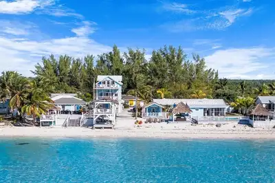 Image de The Jolly Roger:  2-bedroom beachfront home-sleeps 6-Casuarina Point w/ pool