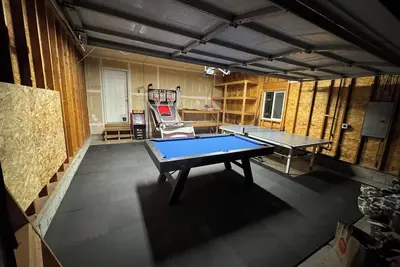 Image de Hot Tub & Game Room Haven • Relax, Recharge, Play!