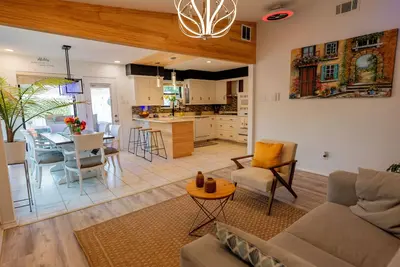 Image de Stylish 3br/2b 2patios/ game-room/ Wfh/ Piano/ Bar Utd/Galleria Kids/Groups/Fam