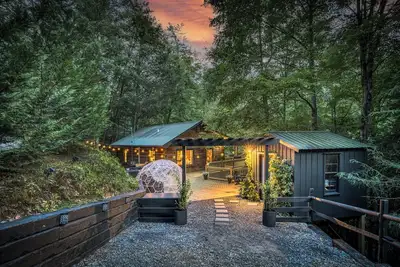 Image de Luxe Romantic Cabin Blue Ridge w/Creekview, Hot Tub, Stargazing Dome & Firepit