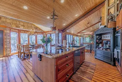 Image de Black Bear Lodge - Luxury lakefront, sleeps 15