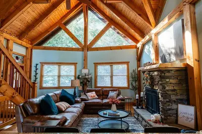 Image de Charming 4-bedroom cabin with Hot Tub and Firepit in Old Fort