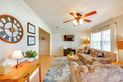 Image de Fish, Relax & Repeat: Home w/ Yard in Eastpoint!