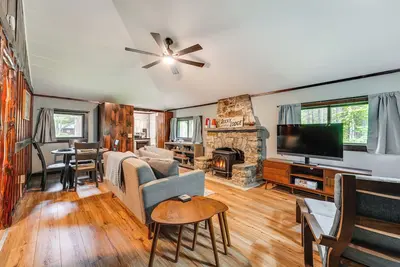 Image de Walk to Barrett's Park: Wooded Cabin w/ Grill!
