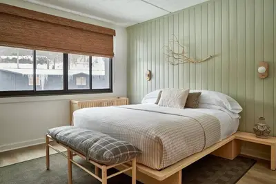 Image de Spacious King Suite for 4 l Bluebird Lake Placid