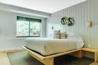Image de Bluebird Lake Placid l Unique King + Bunks for Group Getaways