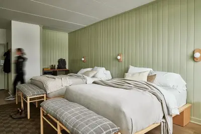 Image de Family-Friendly Bluebird Suite l Two Queen Beds & Space to Relax
