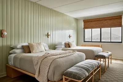 Image de Double Queen Suite at Bluebird l Perfect for Group Getaways