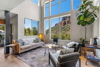 Image de Red Rock Dream Stay - Balcony Views + Creek Nearby