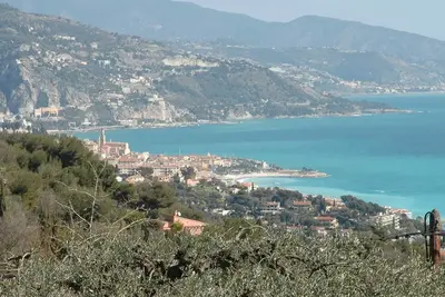 Image de Grande maison vue mer entre Monaco et Italie, dans coin de campagne tranquille