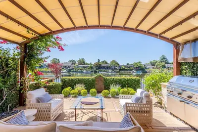 Stunning Riverfront Property: Outdoor Oasis, Bbq, Chef's Kitchen