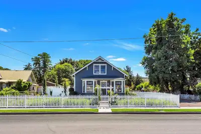 Image de LaFollette - Restored Queen Anne cottage with vintage charm and modern amenities