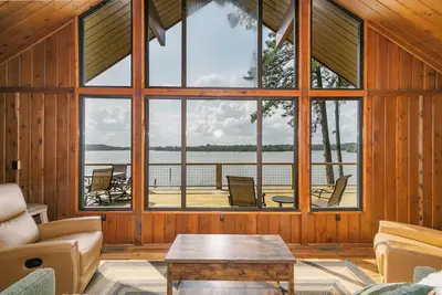 Image de Round Rock Cabin-Gorgeous 4-Bdrm Cabin with Screened Porch & Stunning Lake Views