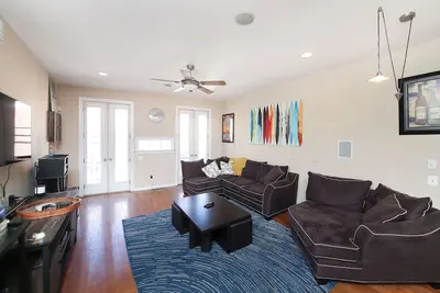 Image de Comfortable 3br 2ba townhome by Italian Market Little Saigon & Mexico deck Bbq