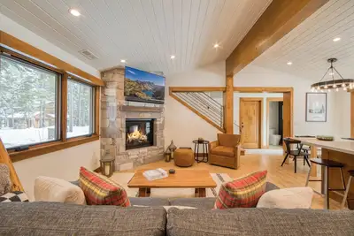 Image de Splendid at Chamberlands by Tahoe Getaways - Chamberlands Hoa, Private Hot Tub + Walk to Lake Tahoe