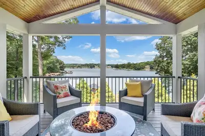 Image de Private Lakefront Oasis - 5 Bedroom
