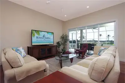 Image de A Luxurious and Spacious Retreat With Stunning Lake and Golf Course Views - Birdie Haven