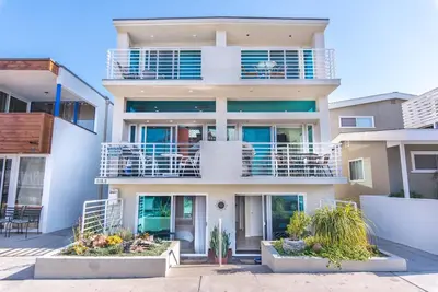 Image de Spacious 8br Tri-Level Home w/ Ocean Views, Multiple Patios & Steps to 43rd St Beach!