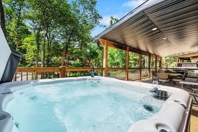 Image de Premium Lodge w Private Hot Tub & Golf Cart_Free Attraction Tickets_ Cmty Pools & Much More!