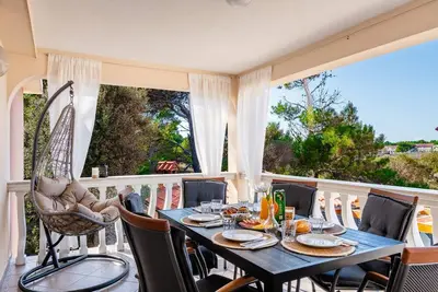 Image de Appartement de deux chambres avec la terrasse Vir (A-24513-b)